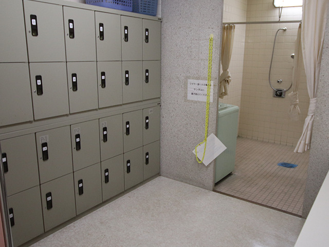シャワールーム手前には、脱衣所とロッカーが設置されています。